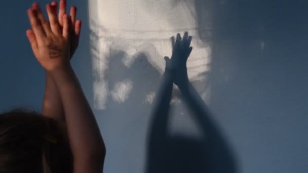 Sfoci ombre di bambino che applaude mani su superficie di parete di stucco con spazio di copia. Concetto Halloween — Video Stock