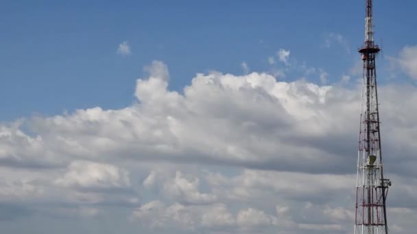 Time lapse di cielo blu e nuvole bianche in movimento con torre di comunicazione — Video Stock