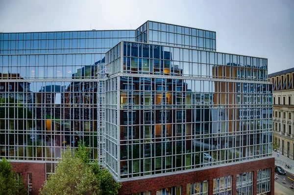 现代企业建筑镜像玻璃墙中房屋的畸变反射 德国汉堡的未来派风格建筑 — 图库照片