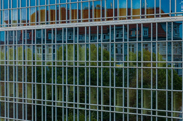 Gerahmte Glaswand Eines Firmengebäudes Hamburg Deutschland Verzerrte Abstraktion Der Stadtreflexion — Stockfoto