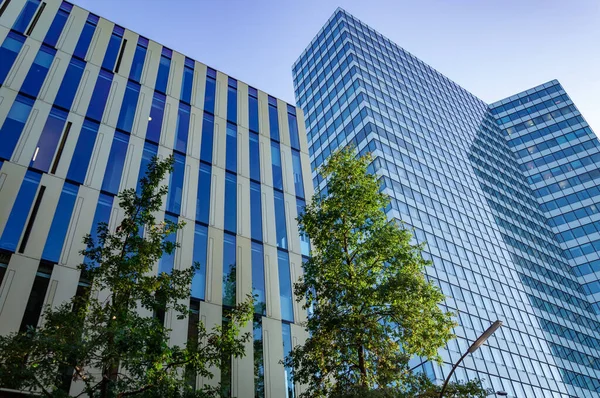 对未来几何形状的公司大楼摩天大楼的蓝色滤镜视图 德国汉堡现代墙体建筑玻璃钢的格子与条纹 — 图库照片