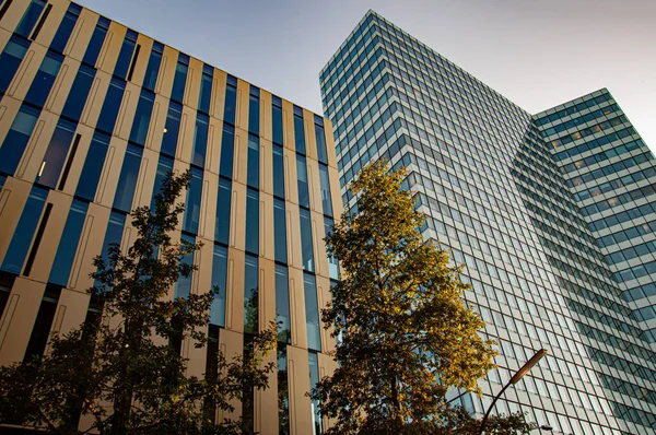 摩天大楼的写字楼的企业建筑的未来几何形状 德国汉堡秋季城市景观的现代商业建筑 — 图库照片