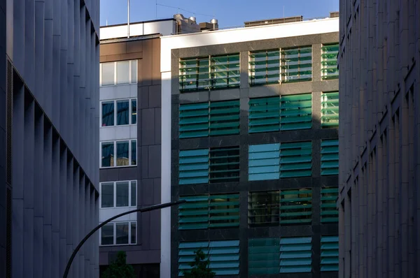 公司建筑墙体的城市结构以及窗户和屋顶上三角形的阳光 汉堡市街道写字楼 — 图库照片