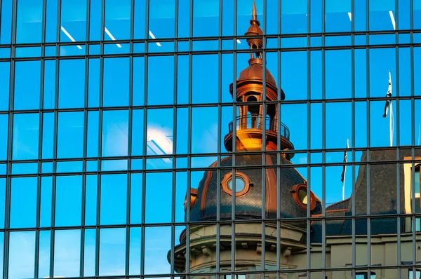 Verschwommene Reflexion Von Kapelle Und Glockenturm Der Spiegelwand Eines Wolkenkratzers — Stockfoto