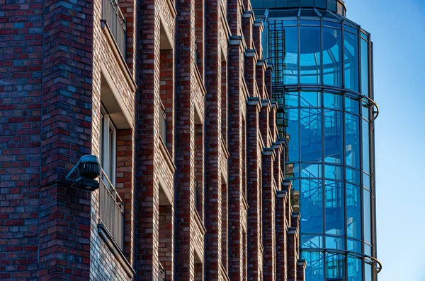 Hoek Van Bedrijfsgebouw Met Bakstenen Muur Wenteltrap Glazen Toren Stedelijke — Stockfoto