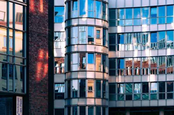 Außenfassade Des Firmengebäudes Mit Verzerrter Reflexion Spiegelglaswand Übersetzung Radiologie Fuhrpark — Stockfoto