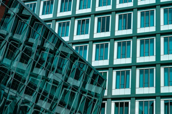 一排排蓝色绿色玻璃窗 摘要在玻璃墙中的应用 德国汉堡的城市建筑 — 图库照片