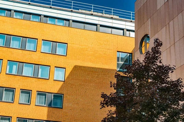 具有玻璃窗和几何形状阴影的黄砖建筑立面 汉堡市街道上的未来派风格建筑 — 图库照片