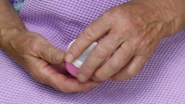 Old lady smears her hands with white cream. Senior women hand skincare — Stock Video