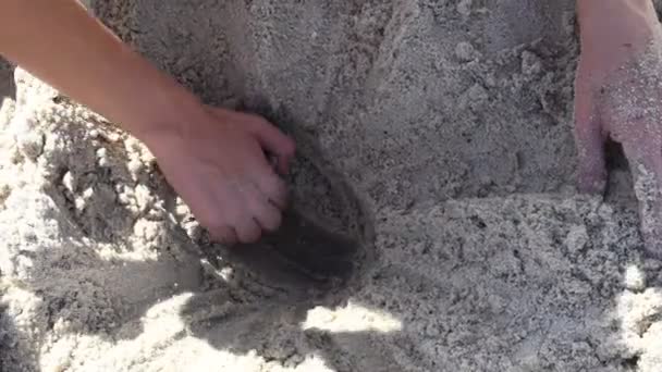 Tiener handen graven nat zand op het strand in de zomer zonnige dag — Stockvideo