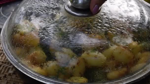Tangan membuka panci kentang goreng buatan sendiri dengan dill segar — Stok Video