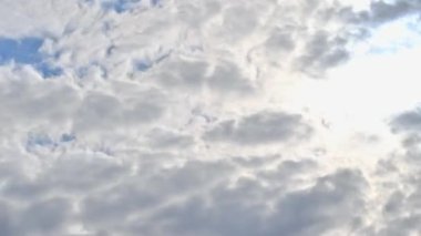 Bulutlu gökyüzü, mavi gökyüzünde hızla hareket eden beyaz kabarık bulutların zamanaşımı