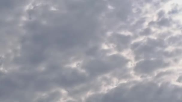 Cloudy sky time lapse of white fluffy clouds moving speedy by blue sky — Stock Video