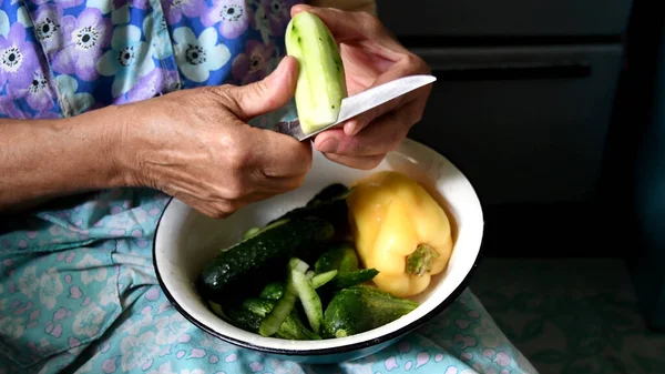 Granny Hands Cut Green Cucumber Knife Year Old Woman Hands — Stock Photo, Image