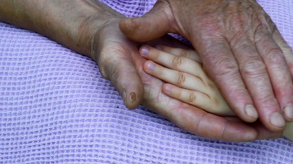 Avó Pats Mão Criança Por Suas Mãos Enrugadas Envelhecidas Com — Fotografia de Stock