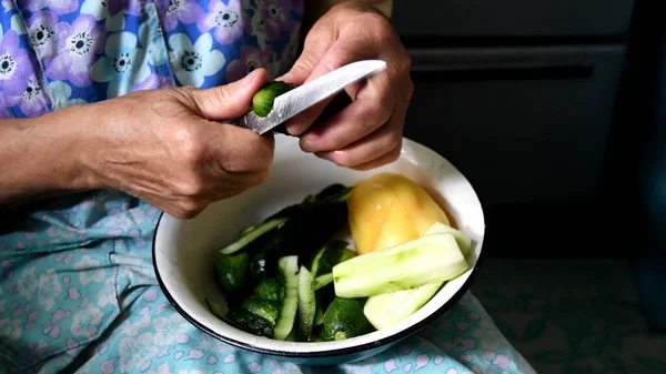 Pele Madura Mãos Descascar Pepino Verde Com Faca Cortado Pedaços — Fotografia de Stock