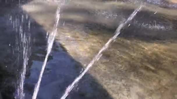 Rozostřené Vodní Trysky Fontáně Voda Tekoucí Fontány Rozmazané Vodní Trysky — Stock video