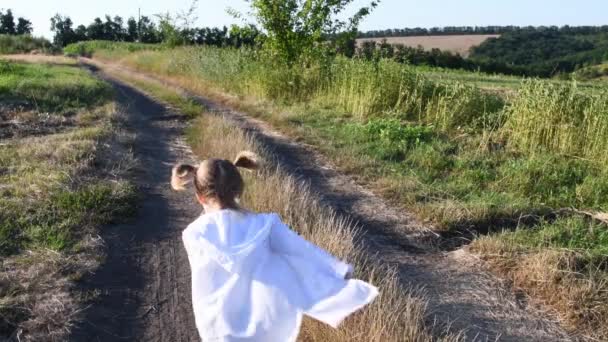 Niña Huyendo Por Camino Del Campo Entre Paisaje Llano Verano — Vídeos de Stock