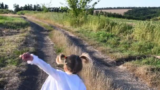 Indietro Bambina Che Fugge Strada Sterrata Paesaggio Rurale Estate Mantello — Video Stock