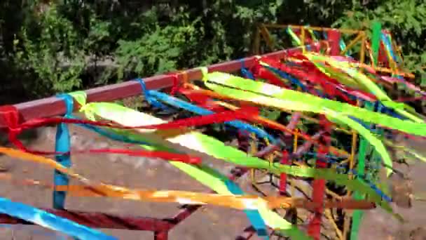 Canlı renkli saten kurdeleler rüzgarda sallanıyor. Kopyalama alanı olan yaratıcı arkaplan — Stok video
