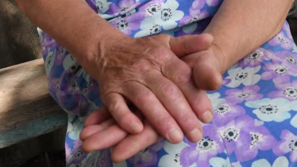 Yaşlı bayanın katlanmış elleri. Son sınıf kadın jestine yakın çekim — Stok video