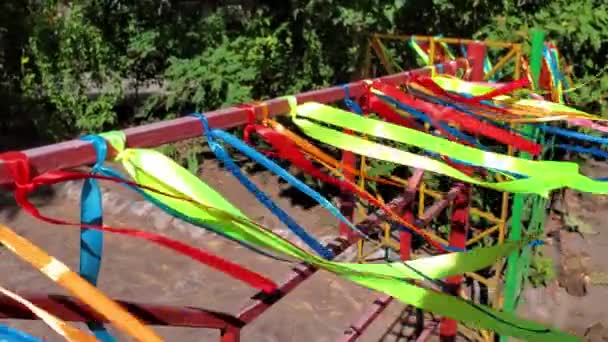 Canlı renkli saten kurdeleler rüzgarda sallanıyor. 4K çözünürlüklü yavaş çekimde yaratıcı arkaplan — Stok video