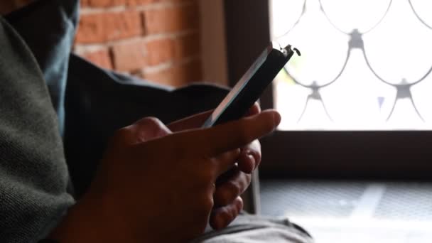 Las manos masculinas sostienen y golpean la pantalla del teléfono inteligente por los dedos — Vídeos de Stock