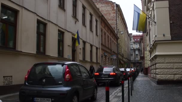Tung trafik på smal väg i gamla stan i Lviv Ukraina Europa — Stockvideo