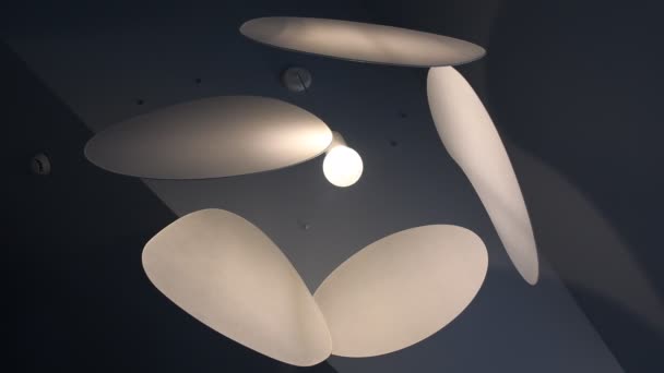 Pantalla de lámpara abstracta moderna. Decoración casera contemporánea — Vídeo de stock