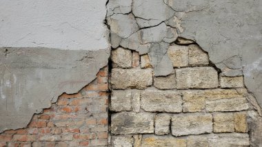 Eski yıpranmış yıkık dökük bina duvarı. Kireçtaşı ve tuğla işçiliğinin pürüzlü çimentoyla kaplanmış Grunge desenli arka planı