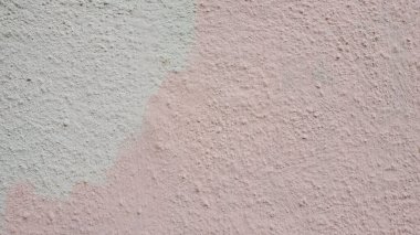 Pembe ve gri tonlarda boyanmış duvar yüzeyi. Kaba alçı dokusunda beyaz leke. Kopya alanı ile Grunge desenli arkaplan