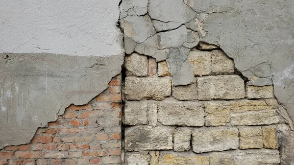Eski yıpranmış yıkık dökük bina duvarı. Kireçtaşı ve tuğla işçiliğinin pürüzlü çimentoyla kaplanmış Grunge desenli arka planı