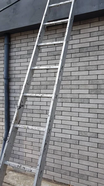 Ocelové Příčné Tyče Stavebního Žebříku Před Šedou Cihlovou Zdí Moderní — Stock fotografie