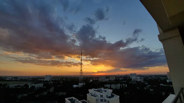 Pôr Sol Nublado Nublado Sobre Horizonte Urbano Com Silhueta Torre — Fotografia de Stock