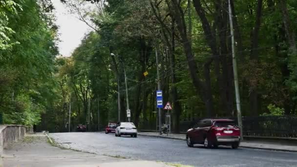 Tempo estrada de trânsito lapso perto da cidade paragem de autocarro da cidade velha em Lviv Ucrânia Europa — Vídeo de Stock
