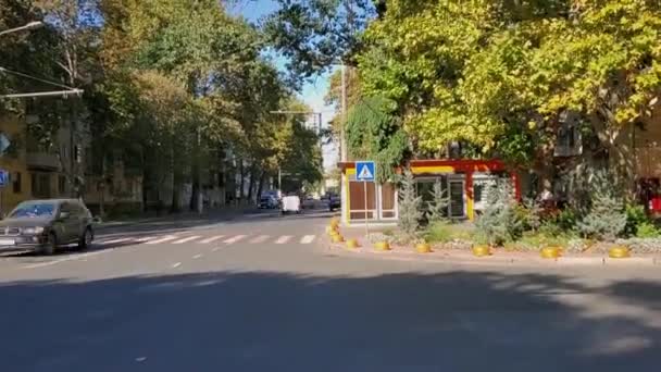 Niet-gereguleerde kruispunt van de verkeerstijd in de stad — Stockvideo