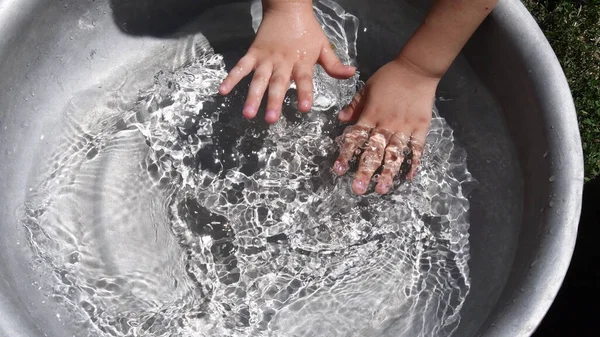 Criança Lava Mãos Água Limpa Que Brilha Luz Solar Brilhante — Fotografia de Stock