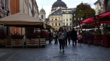 Dominik Katedral Kubbesi manzaralı Lviv caddesinden geçen turist kalabalığı