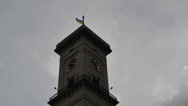 Zeitraffer im Lemberger Rathaus bei bewölkter, windiger Wolkenlandschaft — Stockvideo