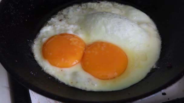 Gefrituurde eieren op ruwijzer Bereidingsproces pan — Stockvideo
