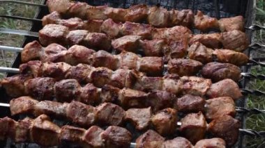 Izgara et şişte dönüyor. Kömürde kızartılmış şiş kebap.