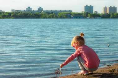 Çocuk giysileri kum sahil üzerinde çalışır.