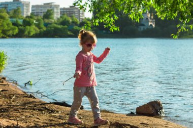 Çocuk giysileri kum sahil üzerinde çalışır.