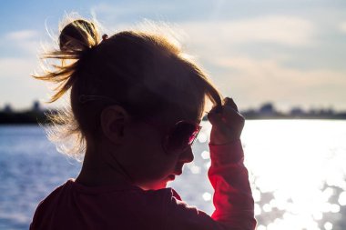 Çocuk giysileri kum sahil üzerinde çalışır.