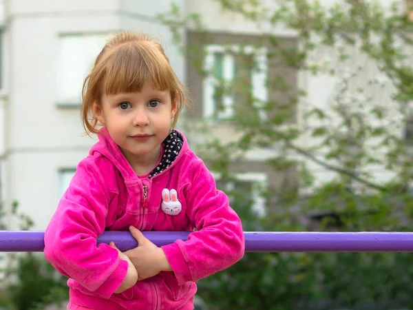 Das Kleine Mädchen Steht Auf Der Theke Und Lächelt Das — Stockfoto