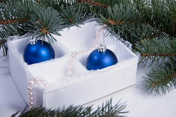 圣诞装饰在白色的背景在一个漂亮的包裹 献上一枝云杉的新年礼物 — 图库照片