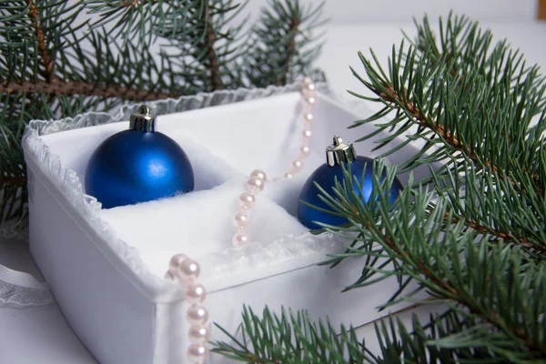 Kerstversiering Een Witte Achtergrond Een Mooi Pakket Het Nieuwe Jaar — Stockfoto