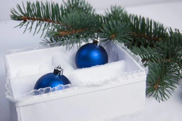 美しいパッケージの白い背景にクリスマスの装飾 スプルースの小枝と新年の贈り物 — ストック写真