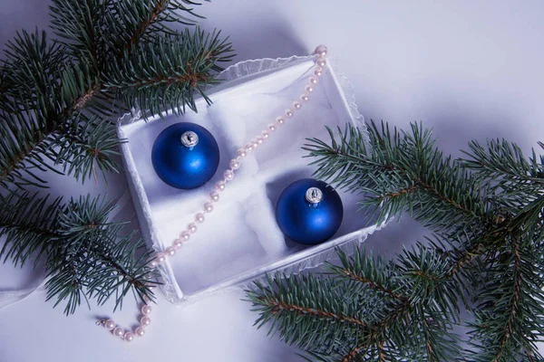 Decoración Navidad Sobre Fondo Blanco Hermoso Paquete Los Regalos Año —  Fotos de Stock