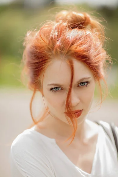赤い髪を持つ美しい若い女性ライフ スタイル コンセプト撮影カメラに探している 日光の下で公園の外 — ストック写真